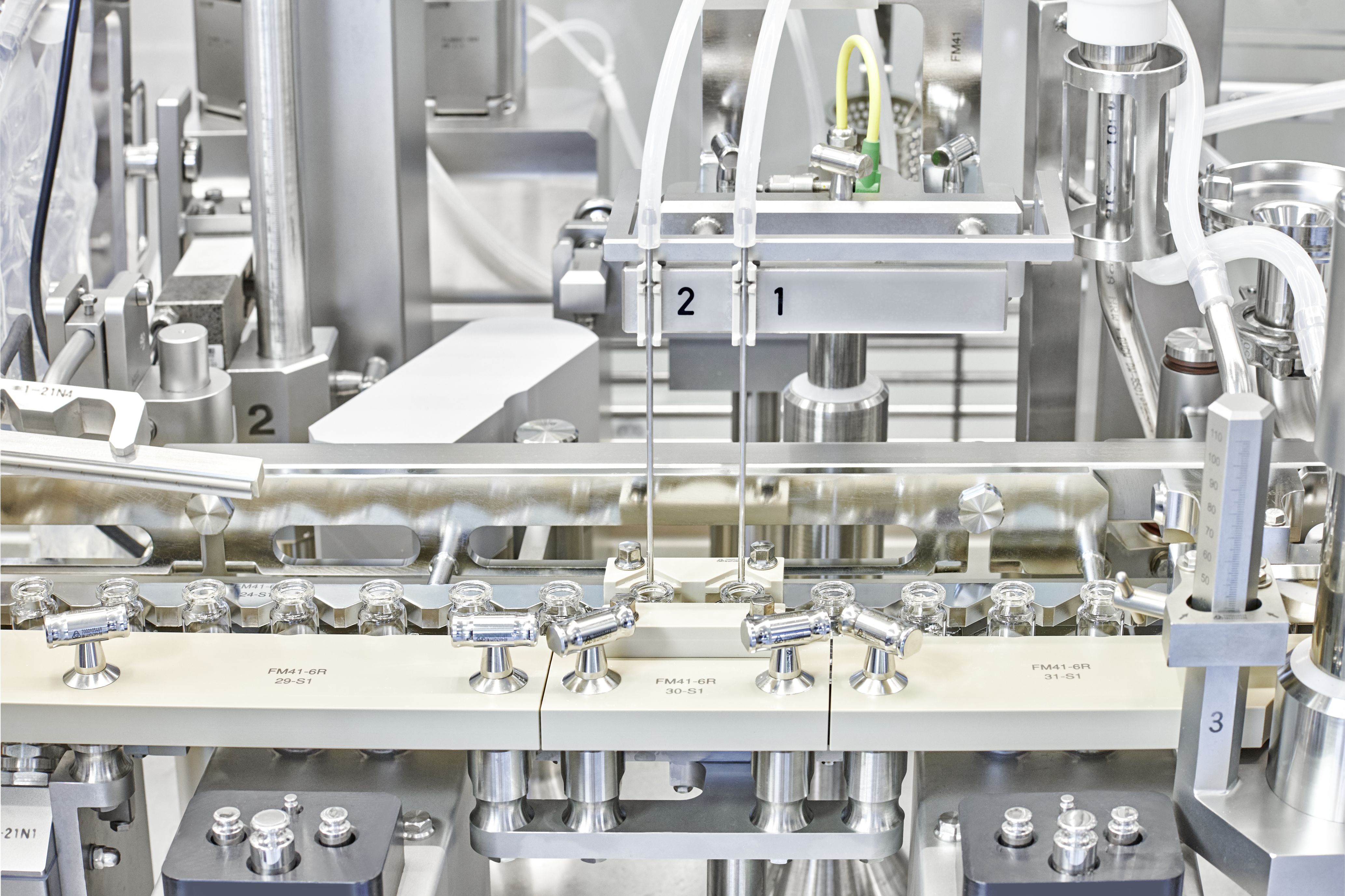 © Vetter Pharma International GmbH: Vial filling station at Vetter